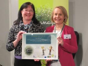 Työterveyspsykologi Airi Hietakangas ja johtava palvelupäällikkö Riikka Matilainen vastaanottivat kunniakirjan 8.5.2015 Tampereella.