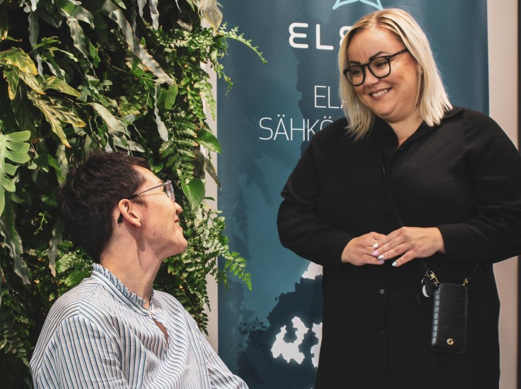 Elenian Tiia Asikainen ja Finlan työterveyspsykologi Miia Metsänen.