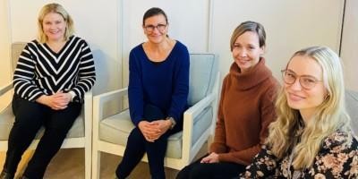 Kuvassa vasemmalta TampereMission henkilöstöjohtaja Merja Lahtinen, toimitusjohtaja Tarja Eho, Finlan työterveyslääkäri Elina Sivu ja työterveyshoitaja Anniina Tuurna.