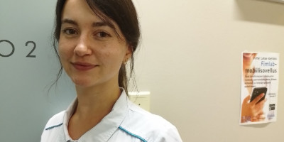 Anni Penttilä FImlabin edessä Finla Työterveydessä