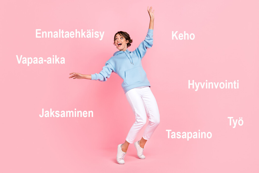 Nainen tasapainoilee varpaillaan iloisen näköisesti