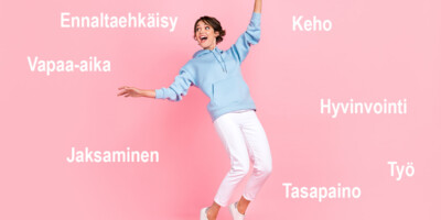Nainen tasapainoilee varpaillaan iloisen näköisesti